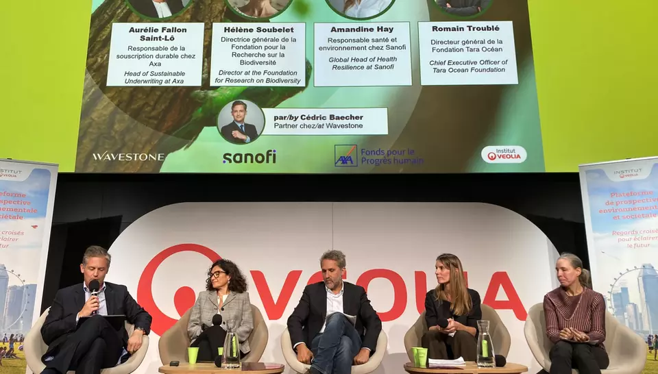photo du panel ds invités de la conférence sur la biodiversité et la santé. Tous assis avec en fond, une présentation de leurs profils 