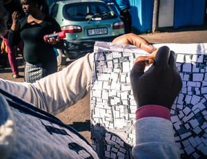 Membre d’une équipe de collecte de données, travaillant sur le profilage des bidonvilles en Afrique du Sud © KYC TV