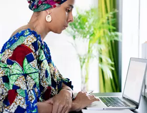 Femme africaine devant un ordinateur portable