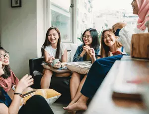 Les systèmes d’IA devraient favoriser la cohésion sociale, la confiance et une plus grande fiabilité des résultats.